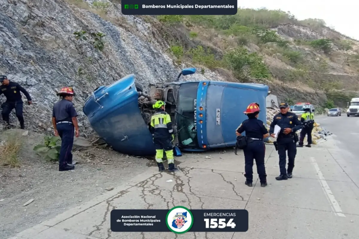 El vehículo quedó volcado sobre la cinta asfáltica., Bomberos Municipales Departamentales