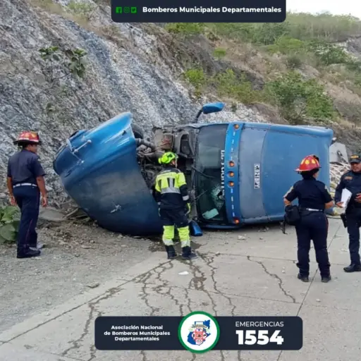 El vehículo quedó volcado sobre la cinta asfáltica. ,Bomberos Municipales Departamentales