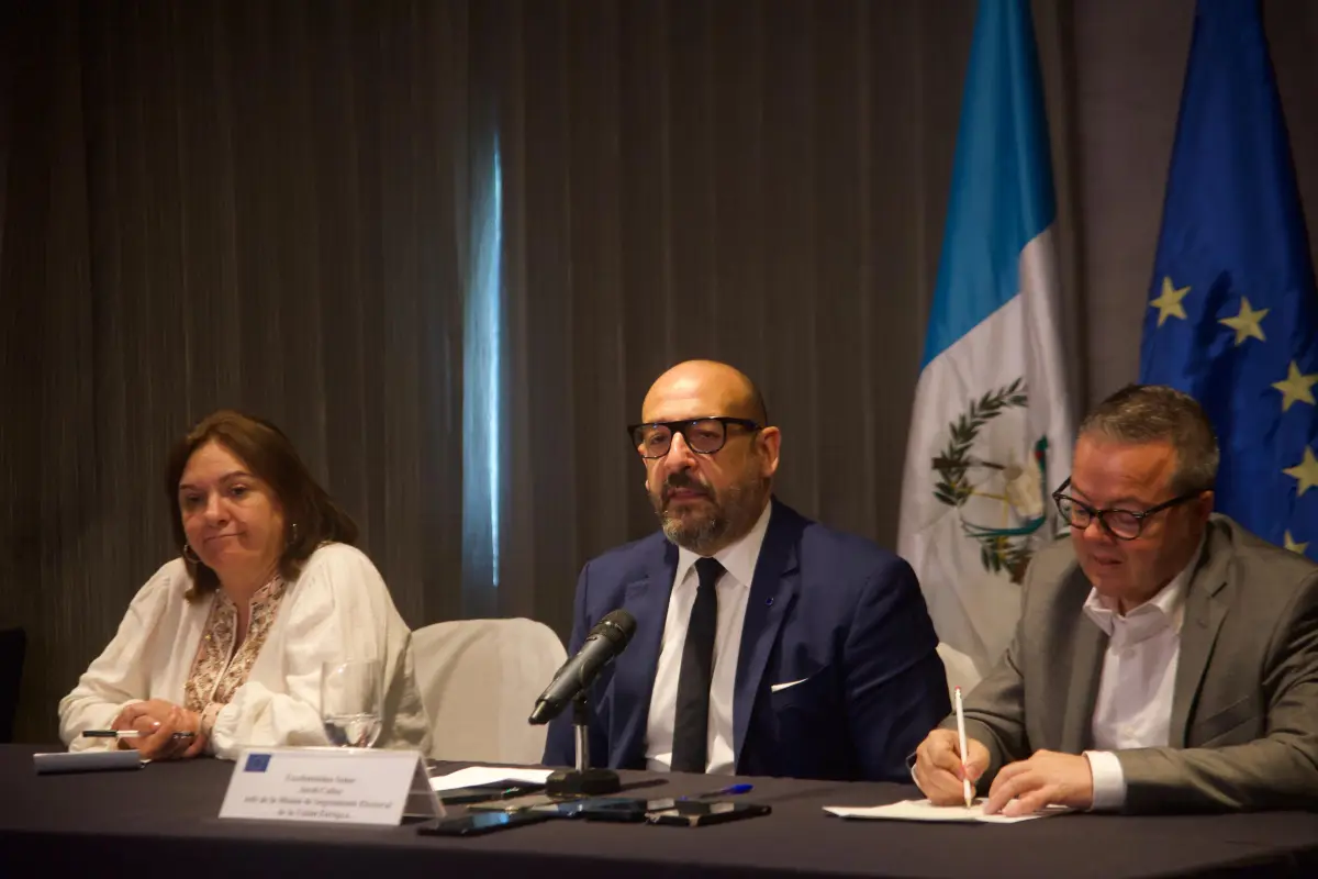 Los delegados de la MisiÃ³n de Seguimiento Electoral de la UE al presentar el informe en Guatemala., Omar SolÃ­s/Emisoras Unidas