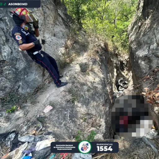 Los restos humanos fueron hallados abandonados en una cuneta. ,Bomberos Municipales Departamentales