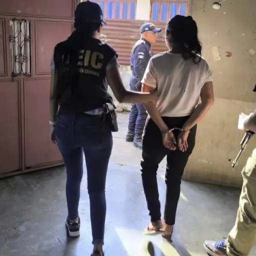 Berta Aracely Pérez Fuentes detenida por el delito de hurto agravado. ,Foto X