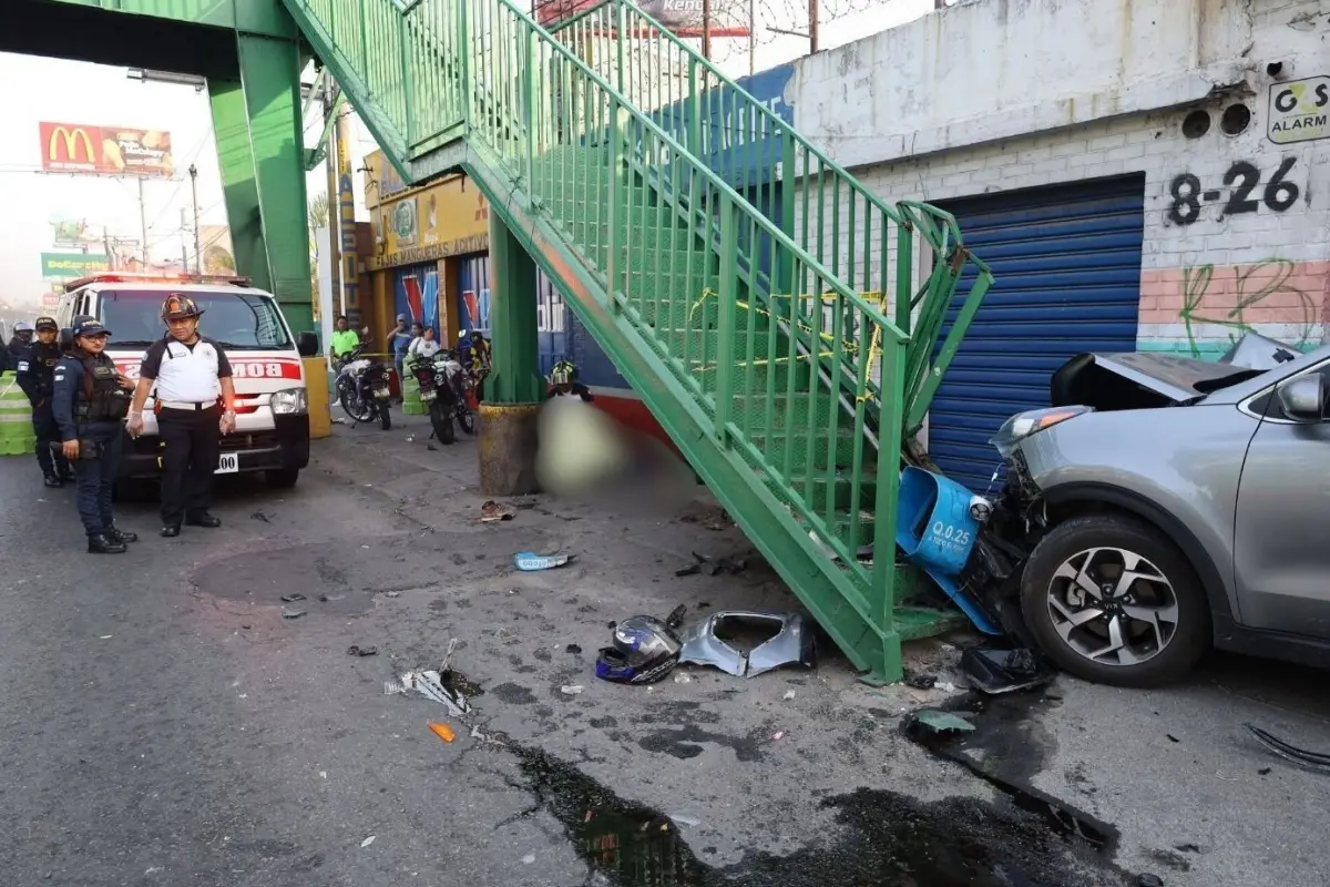 Autoridades investigan las causas del accidente de tránsito., Bomberos Voluntarios.