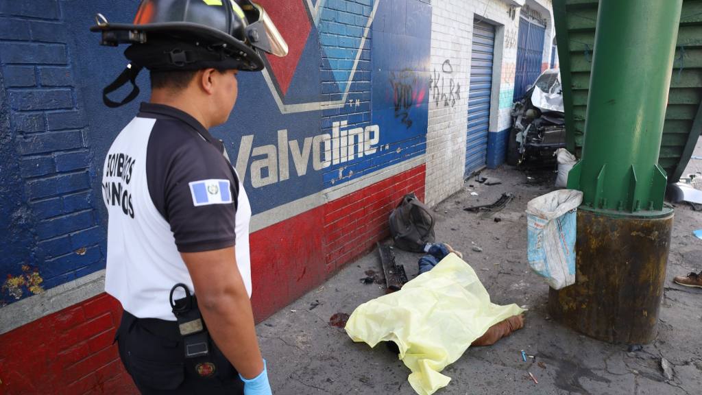 Accidente deja dos fallecidos y cierre en calzada Roosevelt | Bomberos Voluntarios