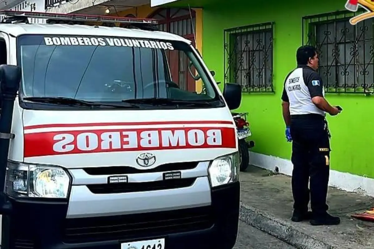 Los paramédicos confirmaron el tiroteo dentro de una residencia., Bomberos Voluntarios.