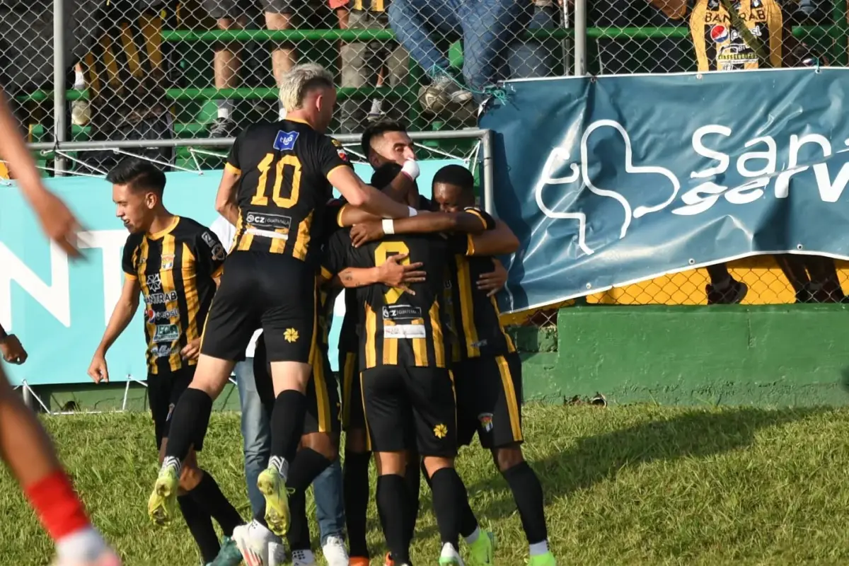 Celebración de Aurora FC ante Sacachispas - Aurora FC