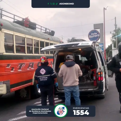 Los socorristas les brindaron asistencia a los afectados. ,Bomberos Municipales Departamentales