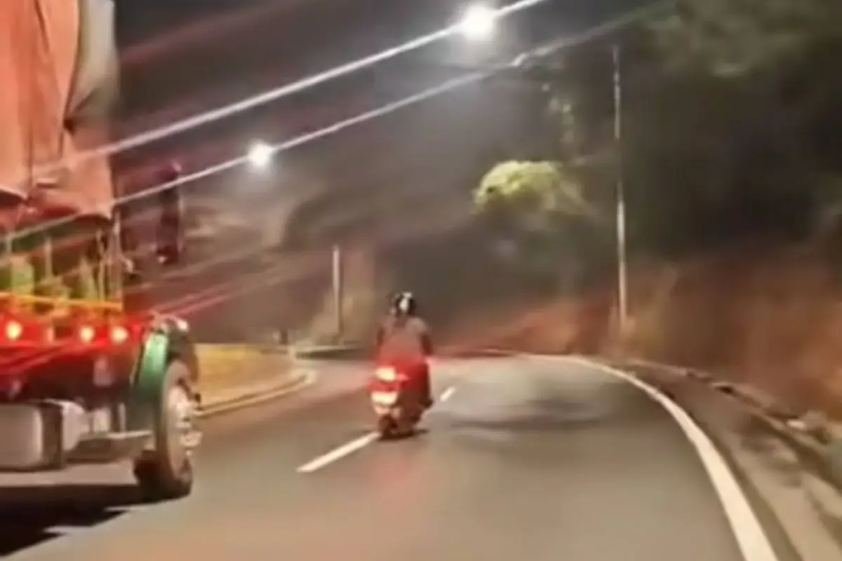 Motorista ebrio en ruta al Pacífico. , Captura de pantalla video Facebook.