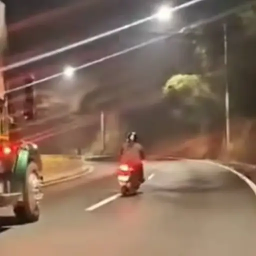 Motorista ebrio en ruta al Pacífico.  ,Captura de pantalla video Facebook.
