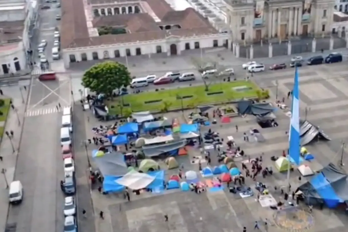 Algunos de los maestros pernoctaron en la plaza de la Constitución., PMT capitalina/Montejo
