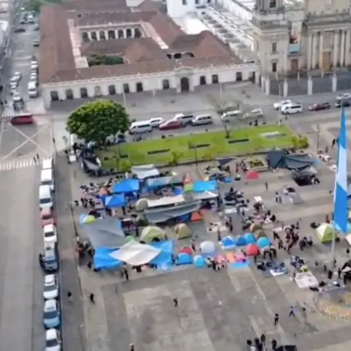 Algunos de los maestros pernoctaron en la plaza de la Constitución. ,PMT capitalina/Montejo