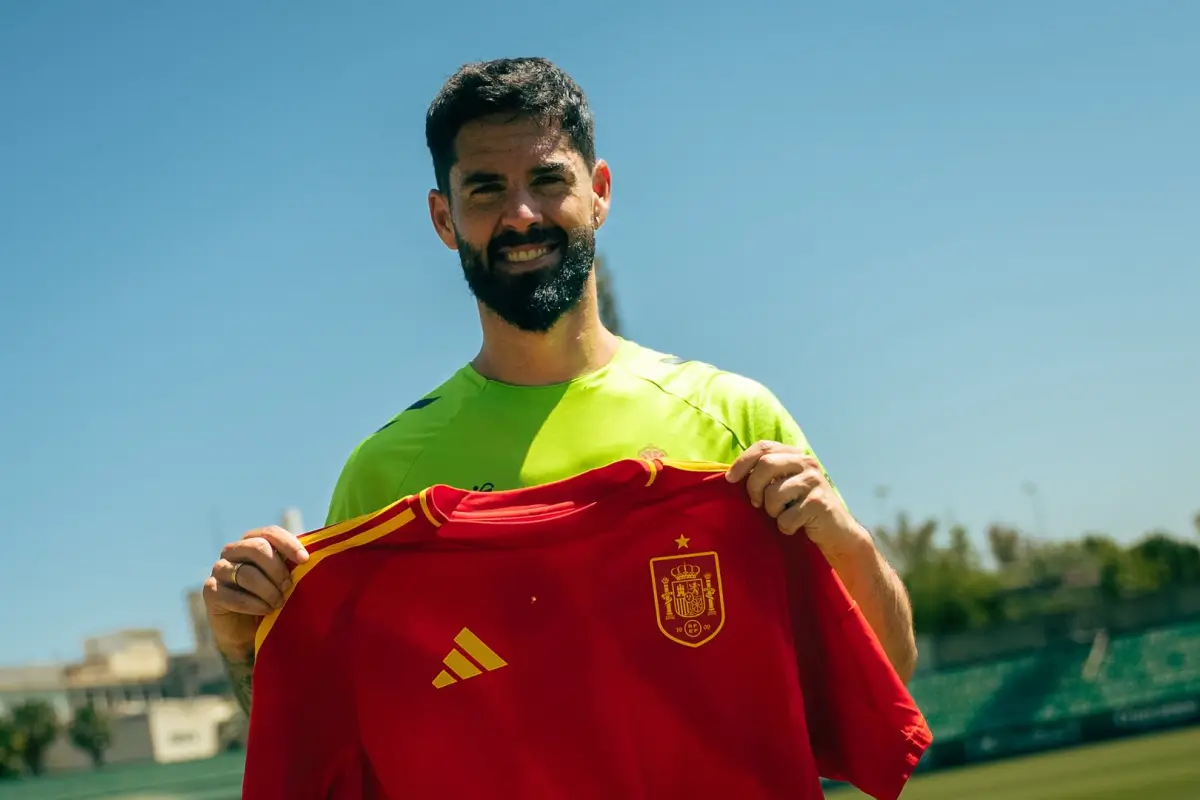 Isco Alarcón vuelve a enfundarse la camiseta de la Selección Española, marcando un esperado regreso después de seis años lejos del combinado nacional - Real Betis