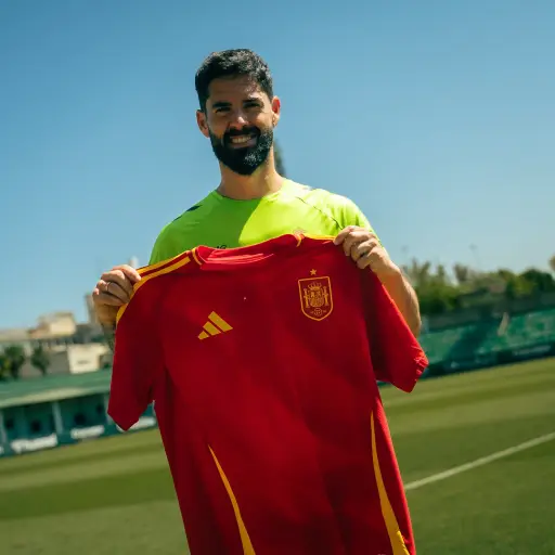 Isco Alarcón vuelve a enfundarse la camiseta de la Selección Española, marcando un esperado regreso después de seis años lejos del combinado nacional - Real Betis
