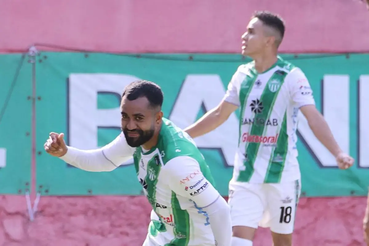 Dewinder Bradley renueva con Antigua GFC