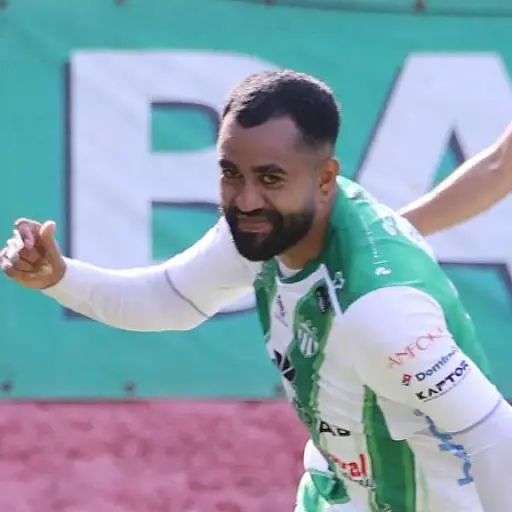 Dewinder Bradley renueva con Antigua GFC