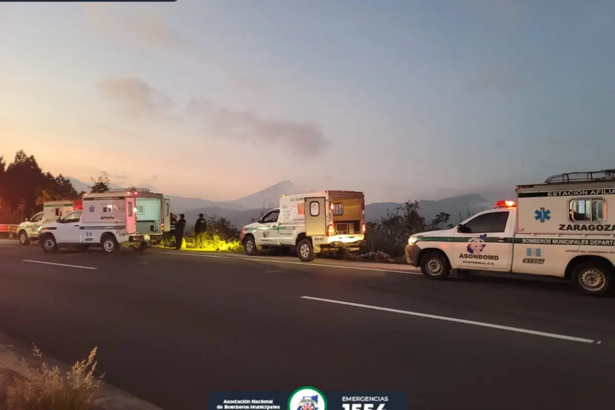 El microbús cayó a una hondonada de unos 50 metros de profundidad., Bomberos Municipales Departamentales