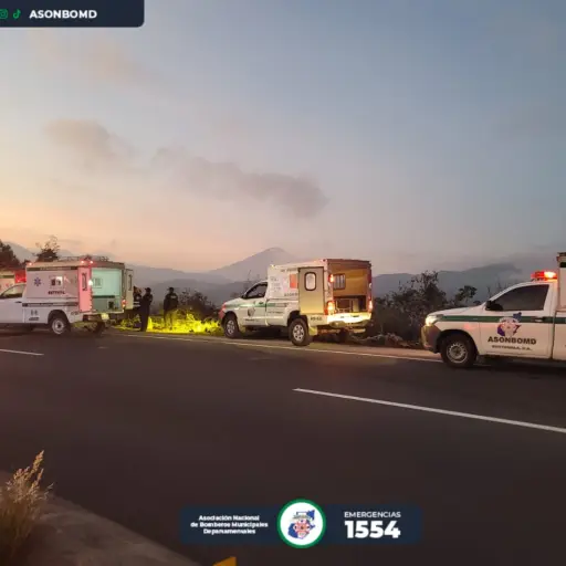El microbús cayó a una hondonada de unos 50 metros de profundidad. ,Bomberos Municipales Departamentales