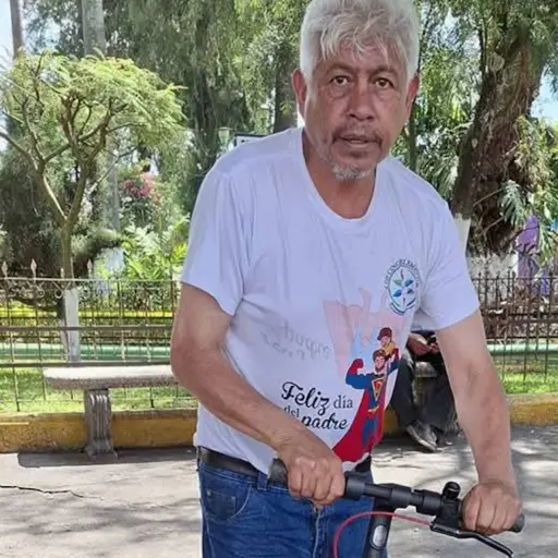 Repartidor se moderniza con monopatín ,Redes sociales