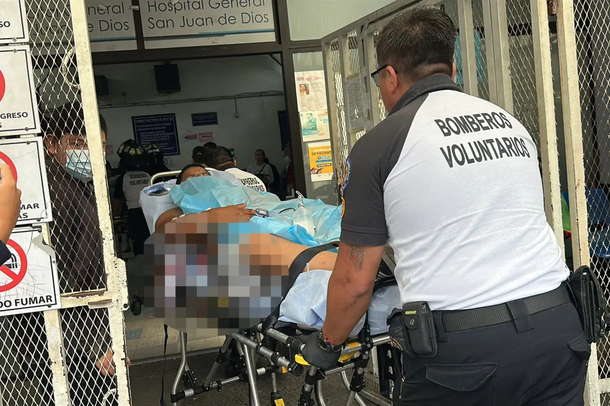 Uno de los heridos tras el hecho de violencia en zona 18., Bomberos Voluntarios