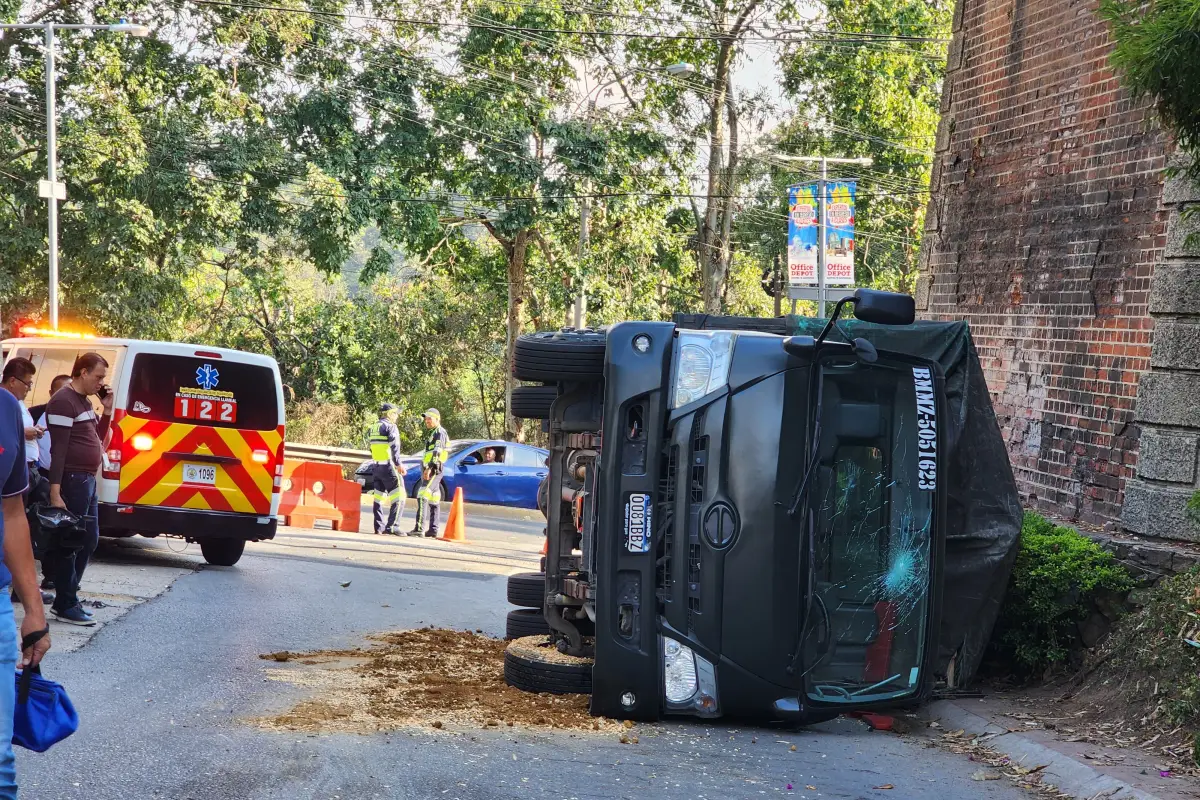 El vehículo militar quedó volcado., Bomberos Voluntarios