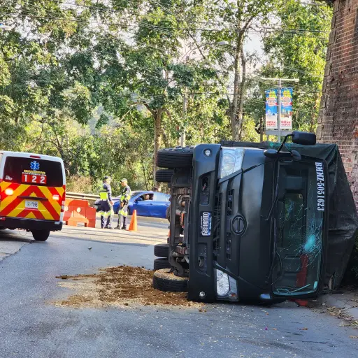 El vehículo militar quedó volcado. ,Bomberos Voluntarios
