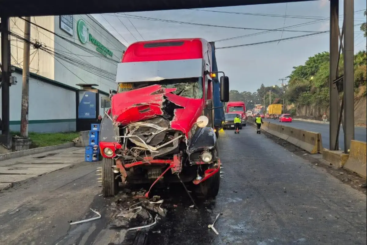 Grúas trabajan para mover los tráiler que se accidentaron en ruta al Pacífico., Dalia Santos / PMT de Villa Nueva.