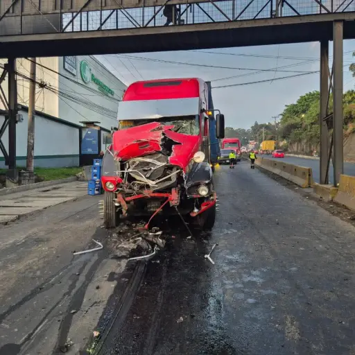 Grúas trabajan para mover los tráiler que se accidentaron en ruta al Pacífico. ,Dalia Santos / PMT de Villa Nueva.