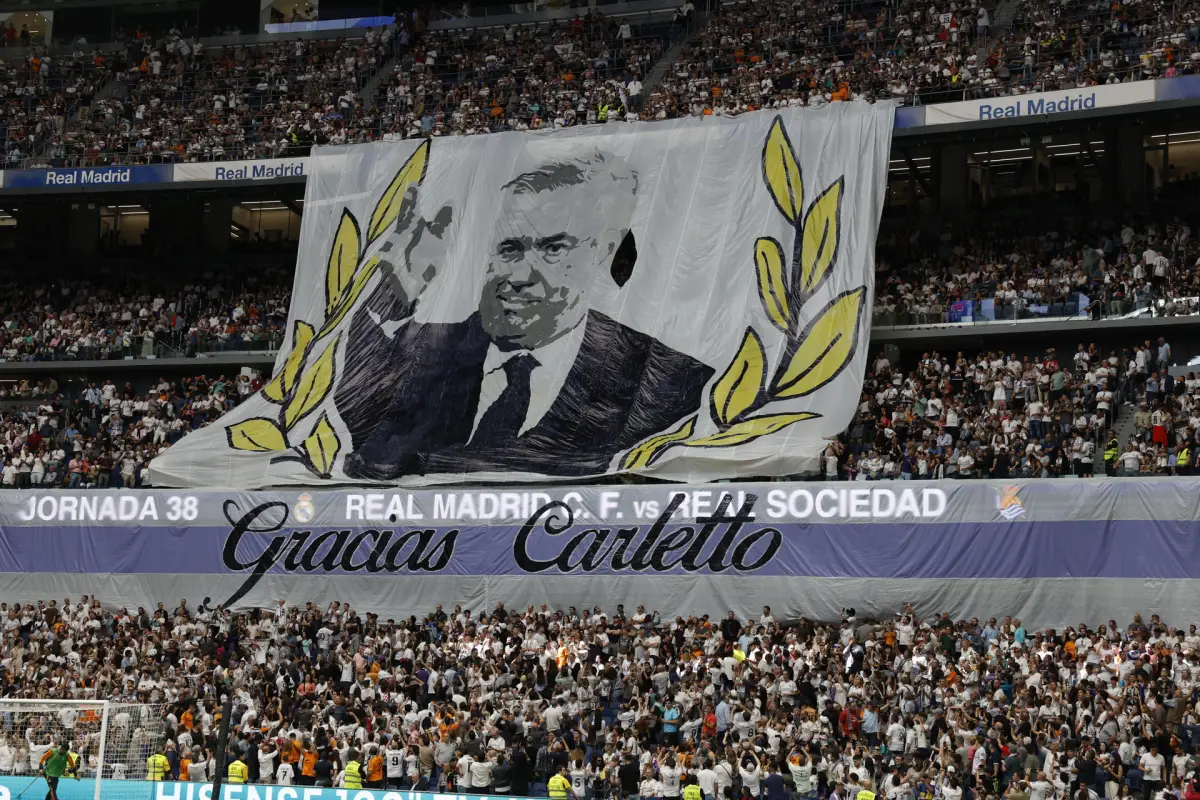 Tifo a Carlo Ancelotti en el Santiago Bernabéu - EFE