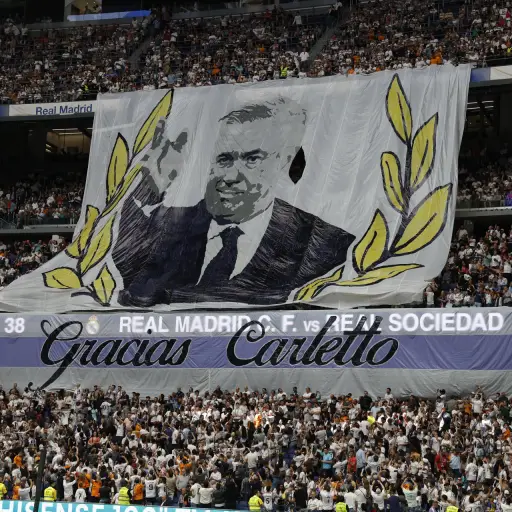 Tifo a Carlo Ancelotti en el Santiago Bernabéu - EFE
