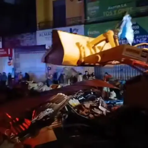 Con maquinaria pesada, las autoridades derribaron varios locales en la zona 3 de Quetzaltenango. ,Captura de pantalla. 