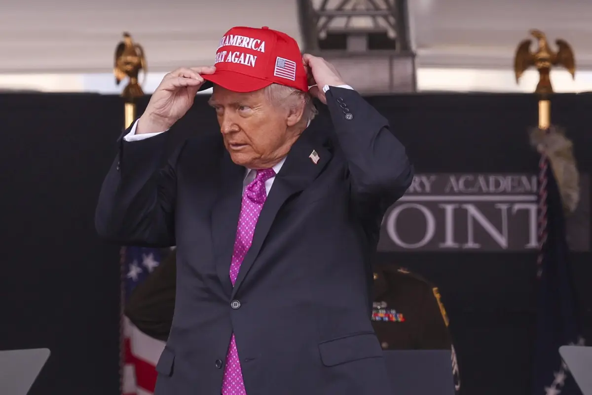 El presidente estadounidense, Donald Trump, sale de una ceremonia de graduación de la Academia Militar de EE,  UU