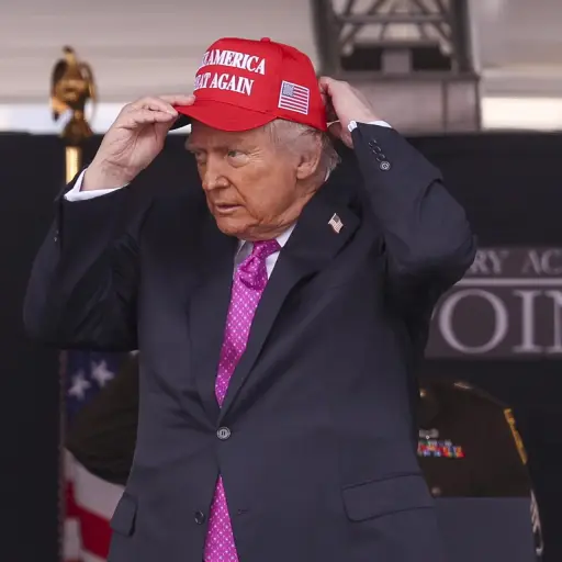 El presidente estadounidense, Donald Trump, sale de una ceremonia de graduación de la Academia Militar de EE , UU