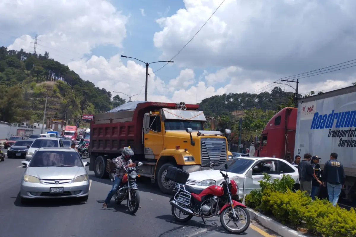 El camión impactó al menos cinco carros., Dalia Santos / PMT de Villa Nueva.