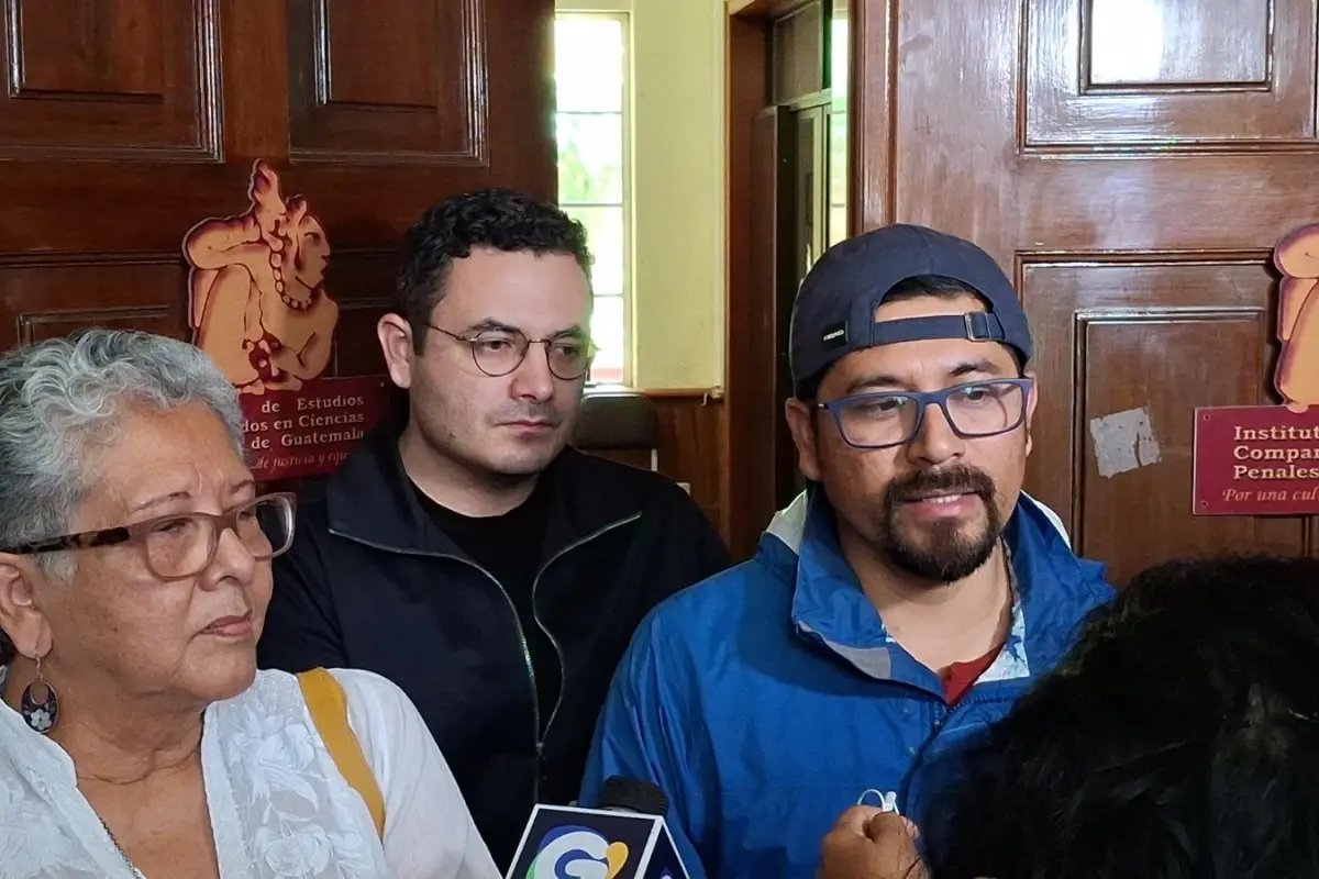 Los diputados Samuel Pérez y Román Castellanos (con gorra) acudieron a la cita., Alex Meoño 