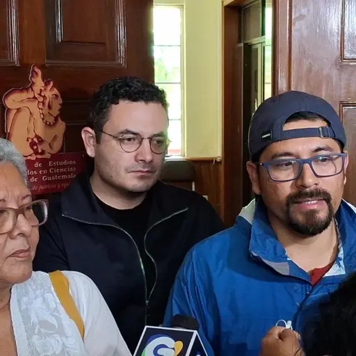 Los diputados Samuel Pérez y Román Castellanos (con gorra) acudieron a la cita. ,Alex Meoño 