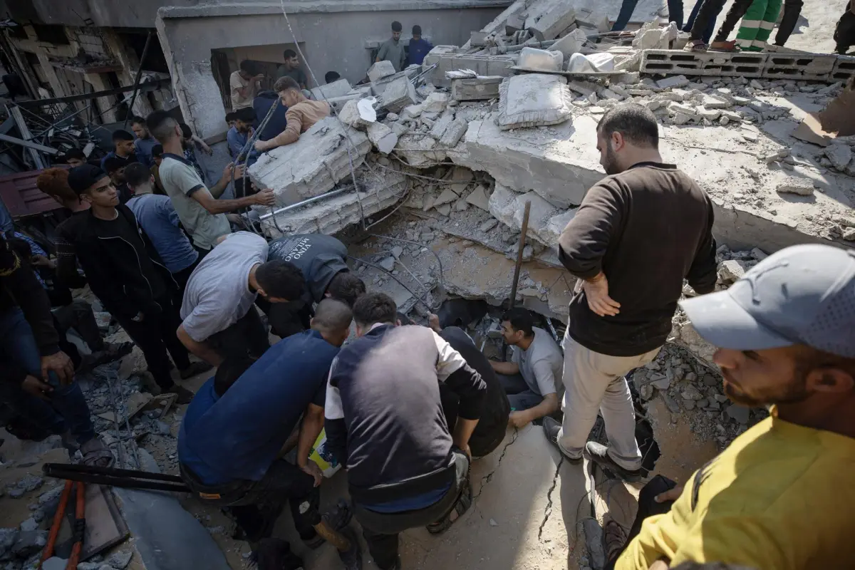 Palestinos buscan supervivientes bajo los escombros de una vivienda alcanzada por un ataque aéreo israelí en Yabalia, norte de la Franja de Gaza, el 23 de mayo de 2025,  EFE/EPA/HAITHAM IMAD
