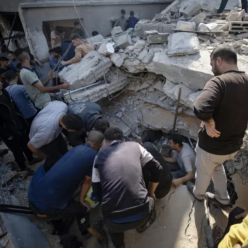 Palestinos buscan supervivientes bajo los escombros de una vivienda alcanzada por un ataque aéreo israelí en Yabalia, norte de la Franja de Gaza, el 23 de mayo de 2025 , EFE/EPA/HAITHAM IMAD