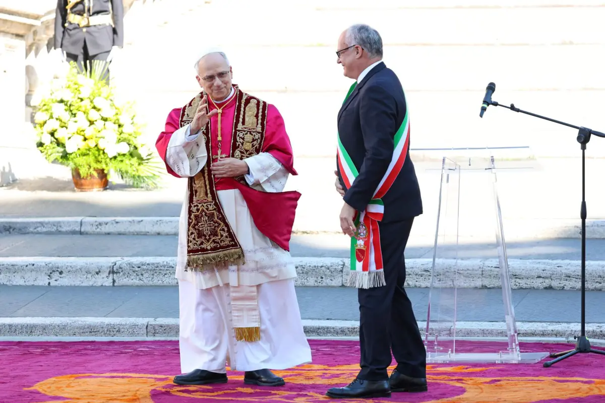 El papa León XIV recibe el homenaje de la ciudad de Roma y de su alcalde, Roberto Gualtieri, a los pies de la escalinata del Campidoglio, que conduce al Ayuntamiento,  EFE/EPA/Alessandro di Meo
