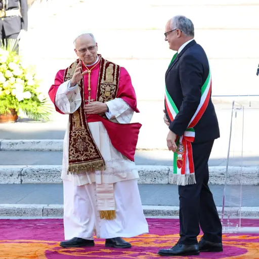 El papa León XIV recibe el homenaje de la ciudad de Roma y de su alcalde, Roberto Gualtieri, a los pies de la escalinata del Campidoglio, que conduce al Ayuntamiento , EFE/EPA/Alessandro di Meo