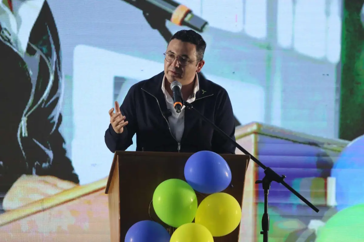 Samuel Pérez fue el encargado de anunciar el nuevo nombre del partido Raíces., Álex Meoño.