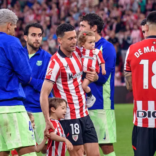 Óscar de Marcos fue ovacionado por toda la hinchada local 