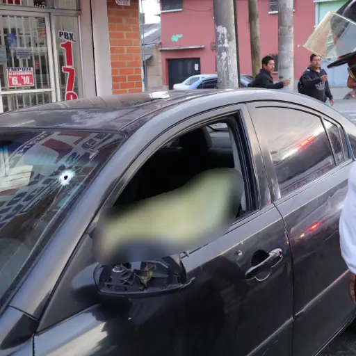 El cuerpo de la víctima estaba en el asiento del conductor. ,Bomberos Voluntarios