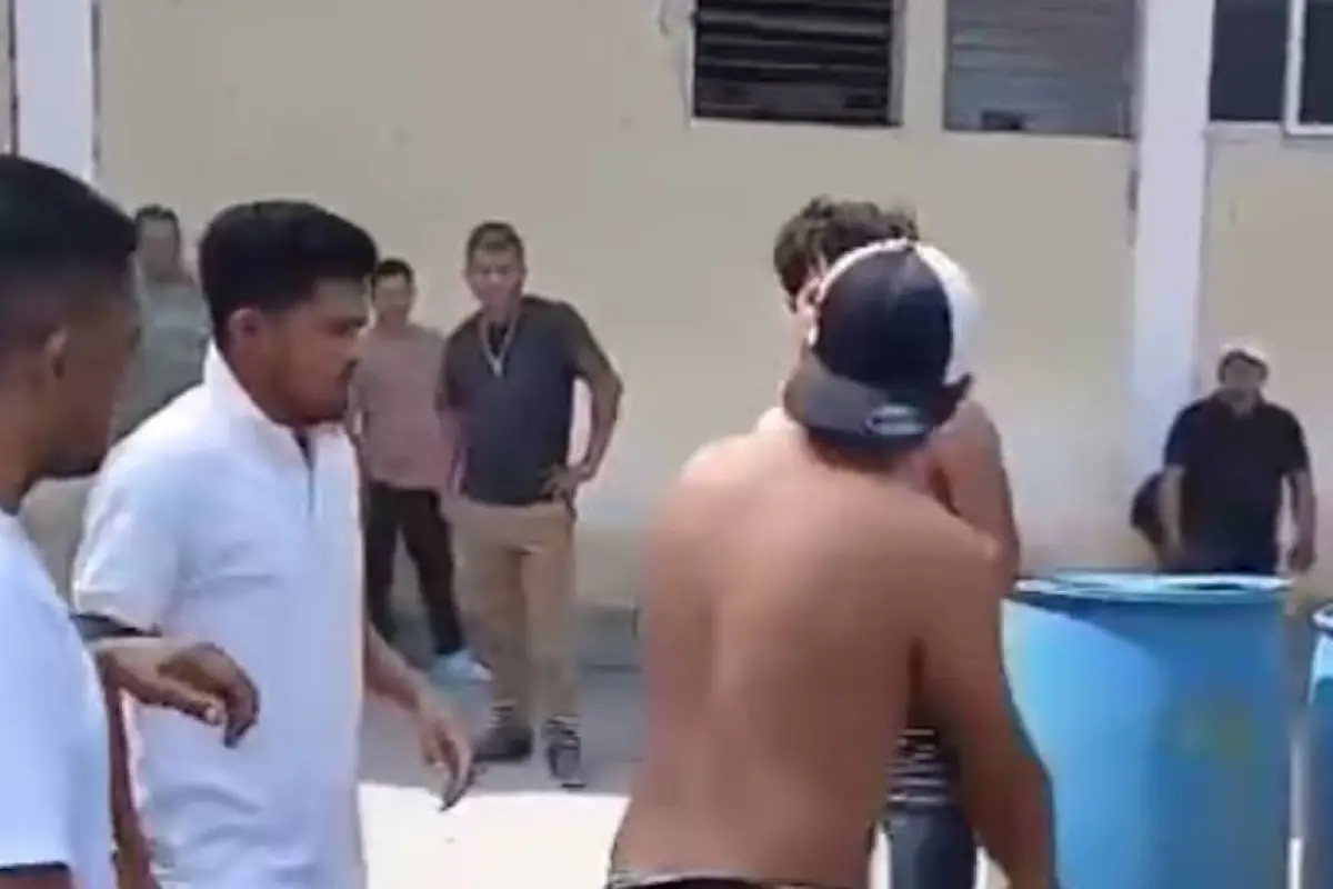Video muestra brutal pelea entre ayudantes de buses en Jutiapa., Captura de pantalla video X.