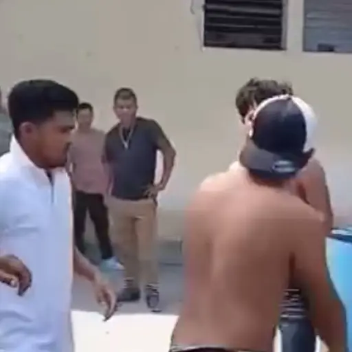 Video muestra brutal pelea entre ayudantes de buses en Jutiapa. ,Captura de pantalla video X.