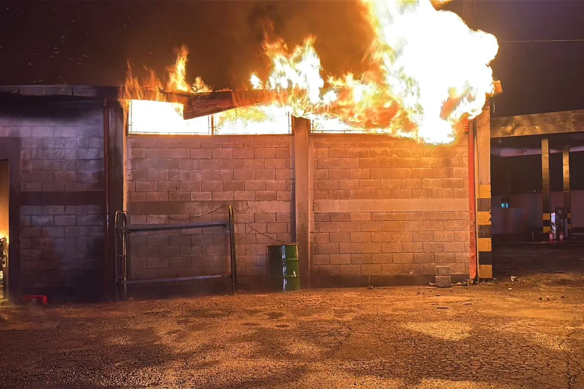 Un incendio se registra en la bodega de la Guardia Presidencial., Foto Bomberos Voluntarios
