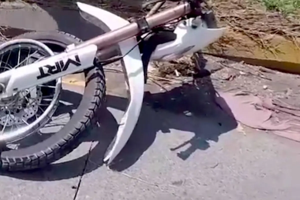 Moto partida en dos. , Captura de pantalla video X.