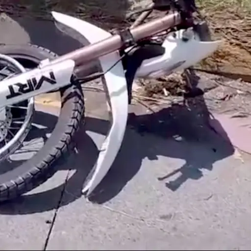 Moto partida en dos.  ,Captura de pantalla video X.