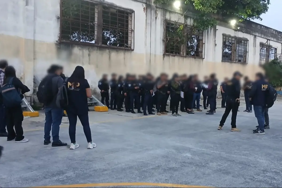 El personal se prepara para llevar a cabo el operativo por el hurto en el parqueo de SAAS., Ministerio Público