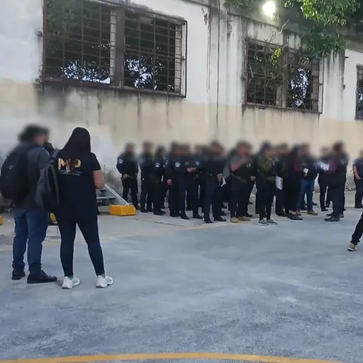 El personal se prepara para llevar a cabo el operativo por el hurto en el parqueo de SAAS. ,Ministerio Público