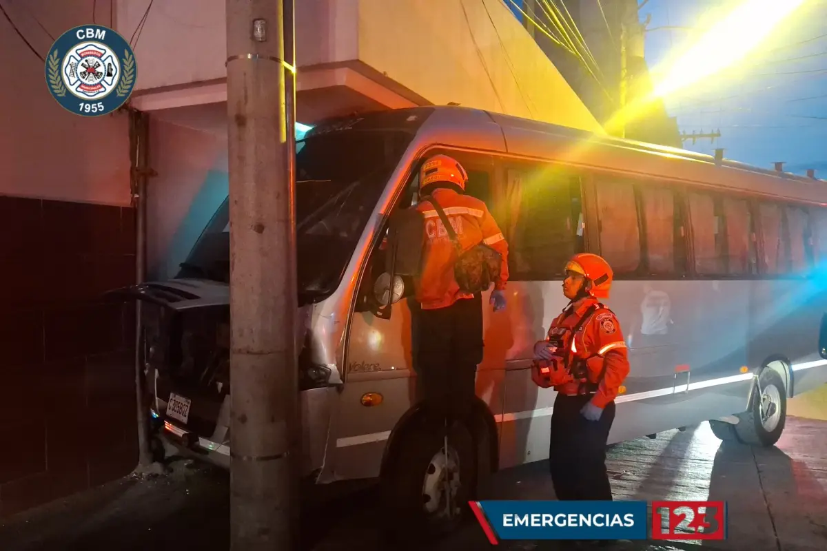 La unidad quedó empotrada en un inmueble., Bomberos Municipales