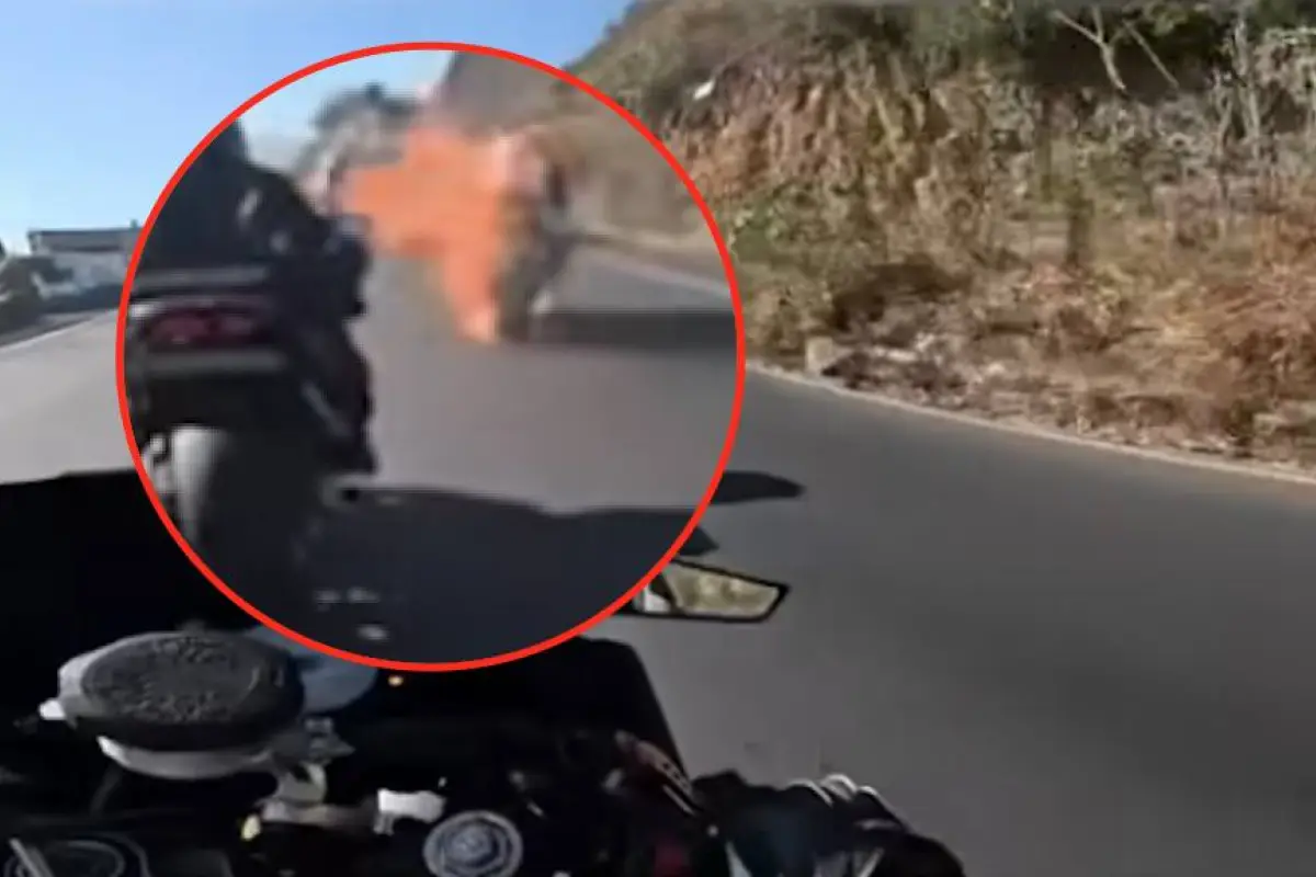 Moto en llamas alarma a motoristas., Captura de pantalla video X.